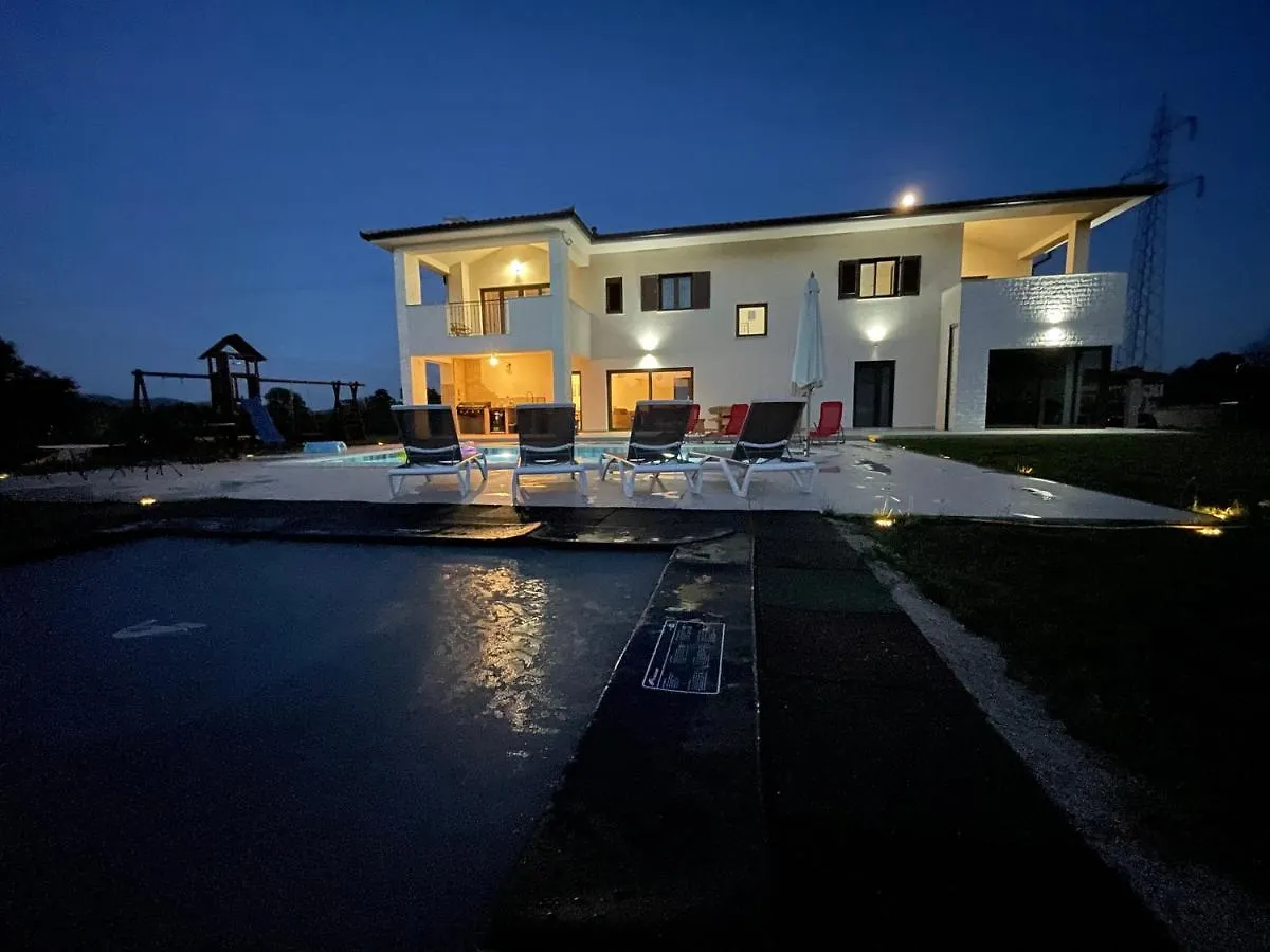 Villa Fluggi Near Labin Santalezi 0*,